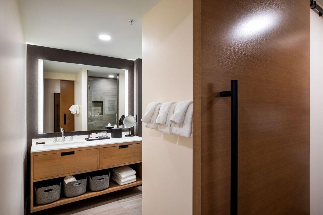 View of bathroom of Executive King room at Elliot Park Hotel